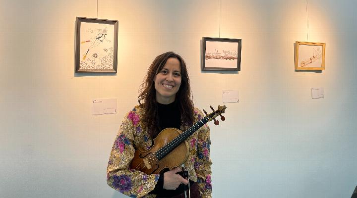 Ana Simón, ilustradora y violinista turolense.