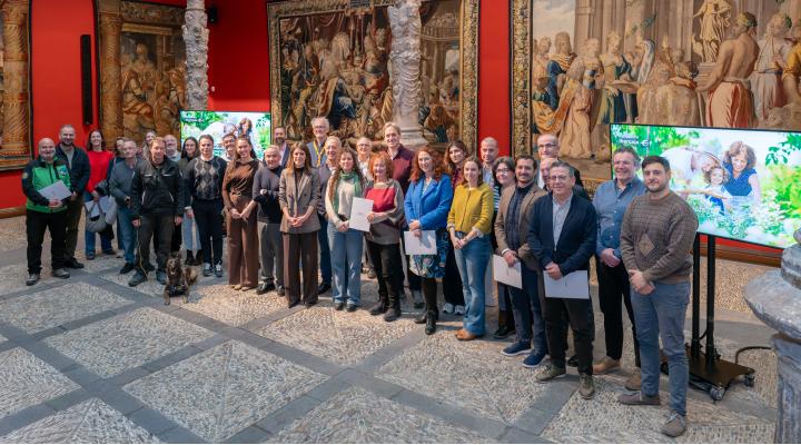 Foto de familia tras la entrega por parte de Fundación Ibercaja de los convenios de Medioambiente.