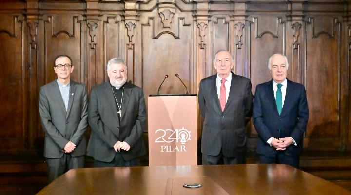 Fotografía institucional tras la firma del acuerdo para el proyecto de restauración.