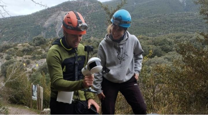 Dos investigadores con el escáner láser adquirido gracias a la colaboración de Fundación Ibercaja, en el exterior de la Cueva de las Güixas.