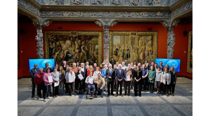 Foto de familia tras la entrega de los convenios de Cooperación Internacional de Fundación Ibercaja.