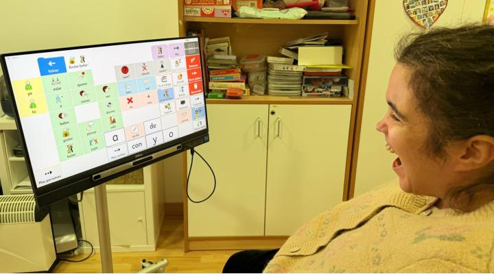 Las pantallas ComuniQaEye favorecen la comunicación, autonomía y participación social de personas con parálisis cerebral.