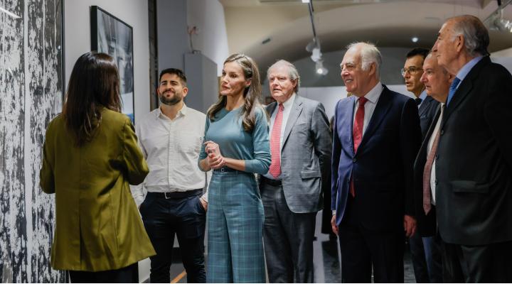 S.M La Reina ha visitado la exposición del Premio de Pintura en el centro de Fundación Ibercaja en la capital altoaragonesa.