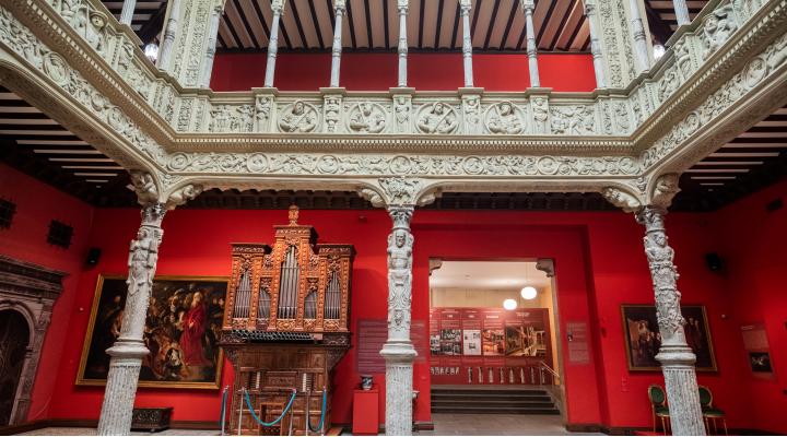 El órgano barroco construido en 1692 por el maestro organero zaragozano José de Sesma para la Iglesia Parroquial de Sabiñán y que actualmente atesora Fundación Ibercaja en el Patio de la Infanta. 