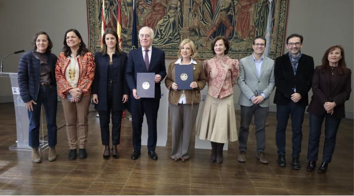 El director general de Fundación Ibercaja, José Luis Rodrigo, la rectora de la Universidad de Zaragoza, Rosa Bolea y la directora de la Cátedra, la profesora Aurora López, junto a representantes de ambas entidades.