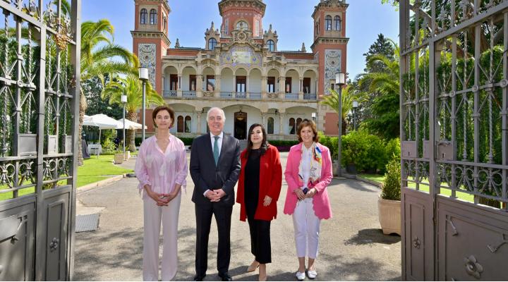 De izquierda a derecha. Cristina Rubio, responsable de Patrimonio de Fundación Ibercaja; José Luis Rodrigo, director general de Fundación Ibercaja; Marisa Oropesa, comisaria de la exposición, y Mayte Ciriza, jefa de Cultura de Fundación Ibercaja.