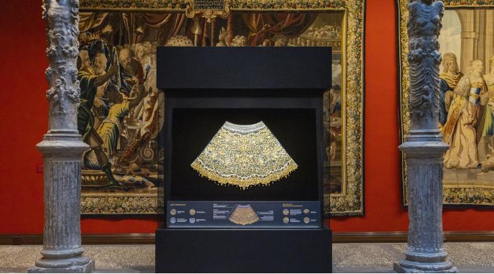 FUNDACIÓN IBERCAJA EXHIBE EL MANTO OFRECIDO A LA VIRGEN DEL PILAR POR SU 150 ANIVERSARIO