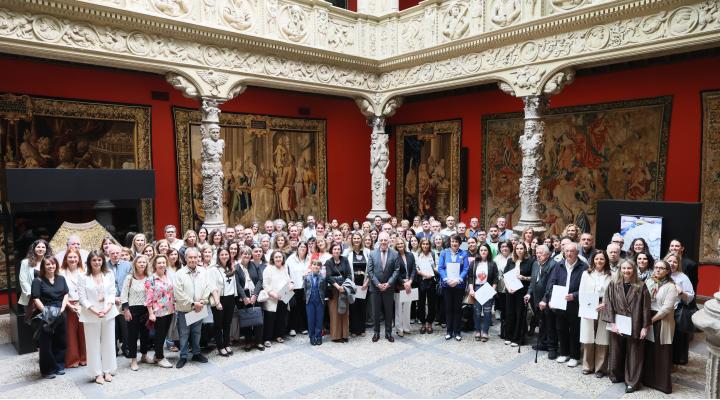 Foto de familia con los representantes de Fundación Ibercaja y de las entidades sociales en el Patio de la Infanta.