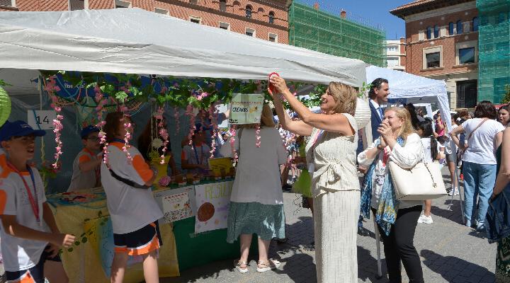 CERCA DE 300 ESCOLARES TUROLENSES PARTICIPAN EN EL MERCADO DE “APRENDIENDO A EMPRENDER” IMPULSADO POR FUNDACIÓN IBERCAJA 