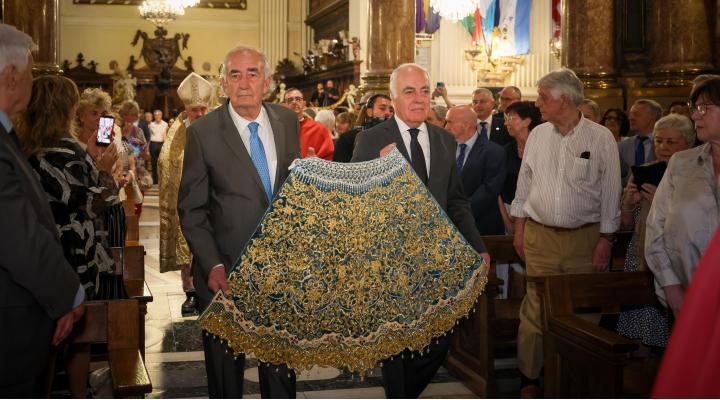 Amado Franco y José Luis Rodrigo, presidente y director general de Fundación Ibercaja portan el manto antes de su ofrecimiento a la Virgen del Pilar.