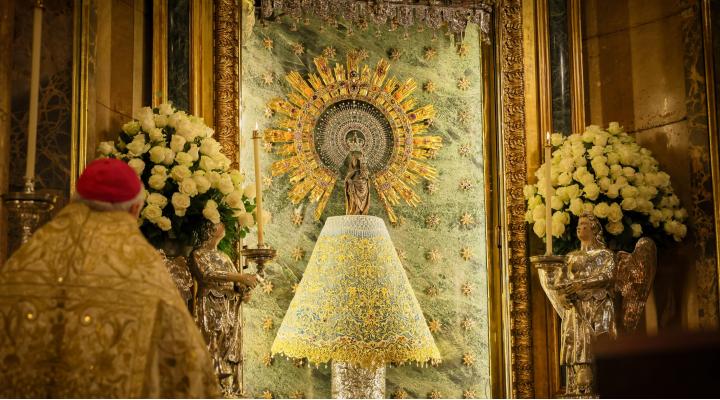 FUNDACIÓN IBERCAJA OFRECE EL MANTO A LA VIRGEN DEL PILAR POR SU 150 ANIVERSARIO