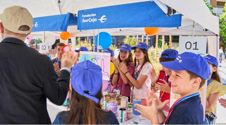 CERCA DE 400 ESCOLARES PARTICIPAN EN EL MERCADO DE “APRENDIENDO A EMPRENDER” EN MADRID, IMPULSADO POR FUNDACIÓN IBERCAJA 