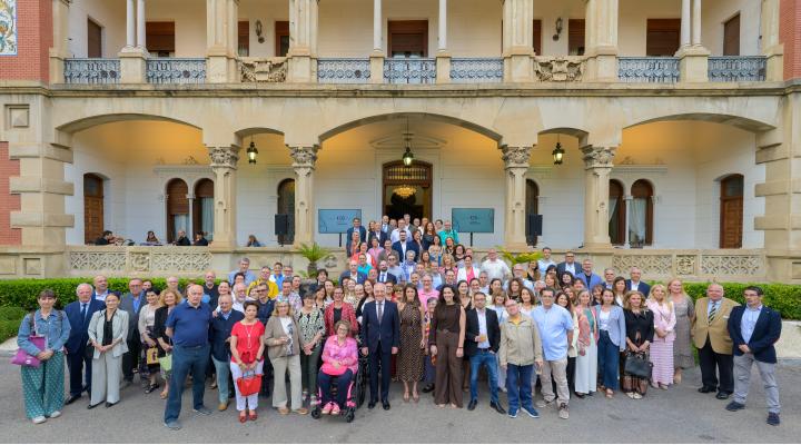Representantes de Fundación Ibercaja y de las entidades sociales zaragozanas en el Palacio de Larrinaga.