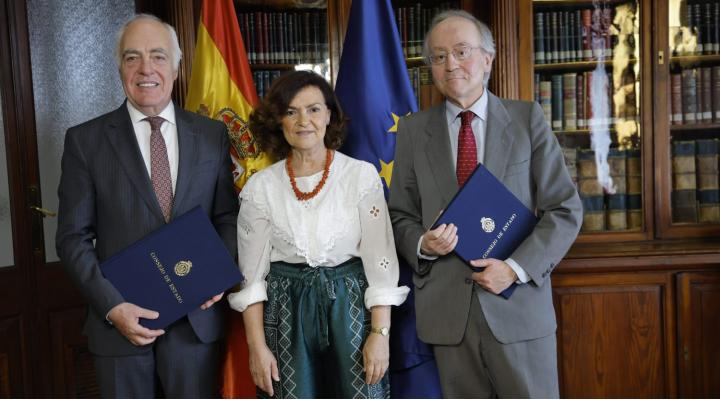 De izquierda a derecha: José Luis Rodrigo, director general de Fundación Ibercaja; Carmen Calvo, presidenta del Consejo de Estado, y Leopoldo Calvo-Sotelo, secretario General del Consejo.
