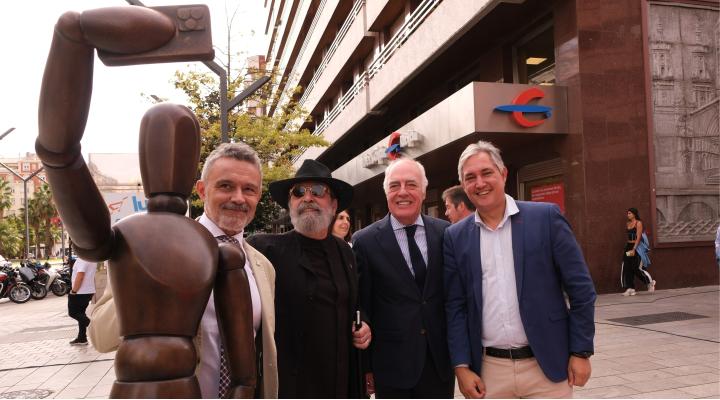 Inauguración de la escultura El acompañante. 