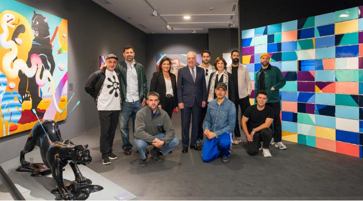 El director general de Fundación Ibercaja, José Luis Rodrigo; la jefa de Cultura, Mayte Ciriza, y los comisarios, Sergio Beltrán y Lola Durán, junto a varios artistas presentes en la exposición.