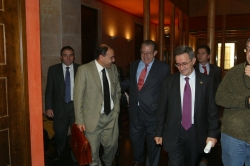 IBERCAJA Y LA UNIVERSIDAD FIRMAN LAS ESCRITURAS DE LA COMPRAVENTA DEL EDIFICIO DE LA CALLE VELÓDROMO DE HUESCA