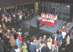 LOS NIÑOS CANTORES EN PLENO CONCIERTO
