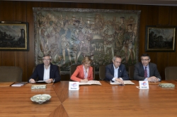 FIRMA DE CONVENIO DE LA OBRA SOCIAL DE IBERCAJA PARA RESTAURAR LAS FACHADAS DE CÁRITAS EN TERUEL