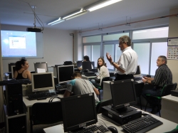 VOLUNTARIOS DE IBERCAJA IMPARTEN CURSOS DE INFORMATICA BÁSICA