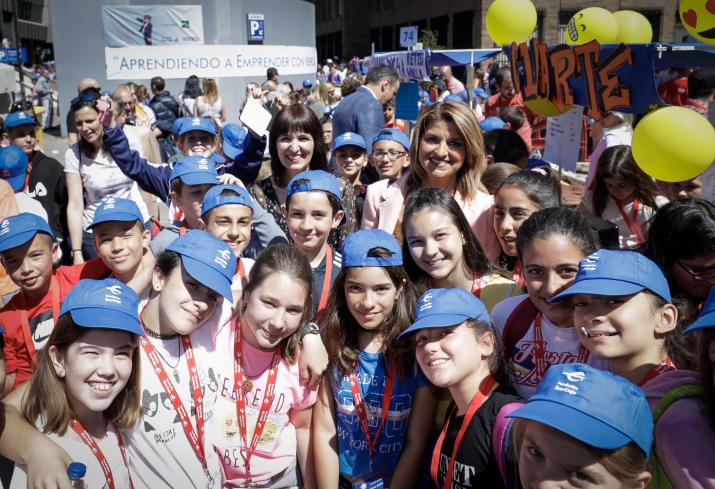 Ana Vazquez, directora INAEM, y Mayte Santos, Fundacion Ibercaja, en el mercado de Cooperativas
