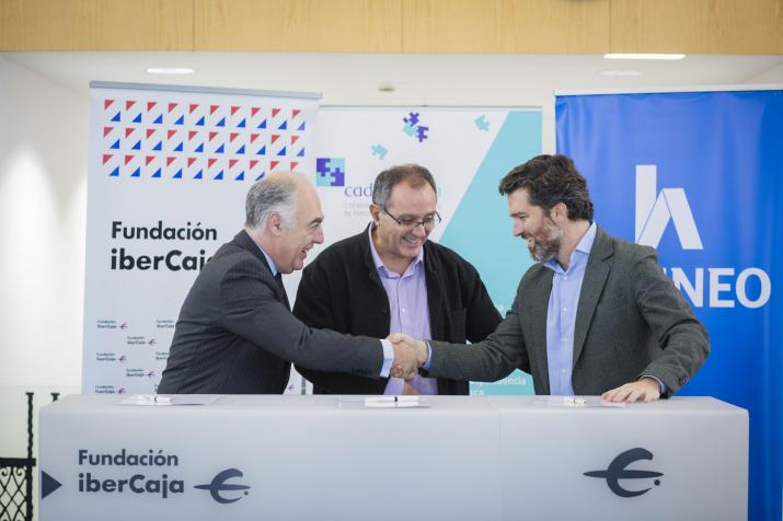 Foto de la firma del convenio entre Fundación Ibercaja y HENNEO y CADIS