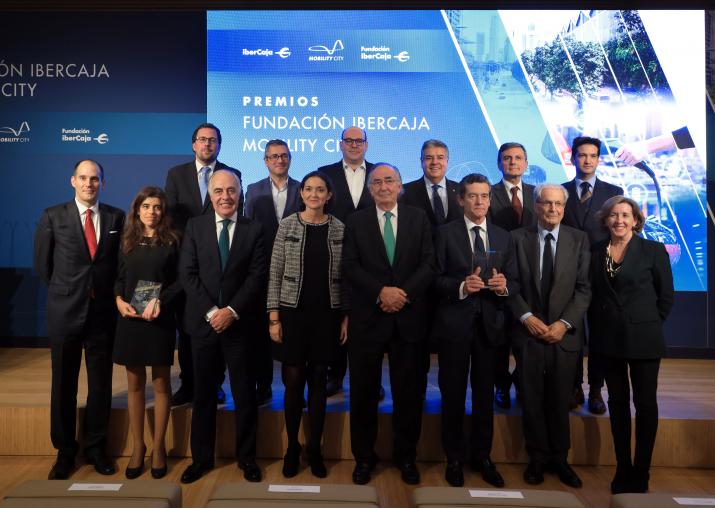 Foto de familia de las autoridades y premiados de los Premios Fundación Ibercaja-Mobility City