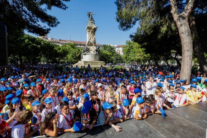 El mercadillo de cooperativas escolares de Aprendiendo a emprender con Ibercaja se ha ubicado este año en la Plaza de los Sitios