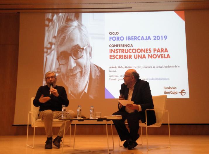 Antonio Muñoz Molina junto a Antón Castro.